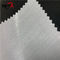 Bianco scrivente tra riga e riga di fusione del collare della camicia di cotone 110GSM
